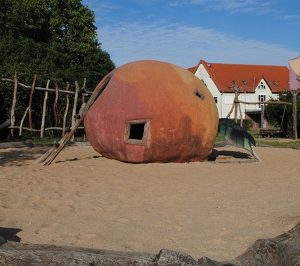 Kletterapfel auf dem Hexenspielplatz, Foto: MuT Guben e.V.